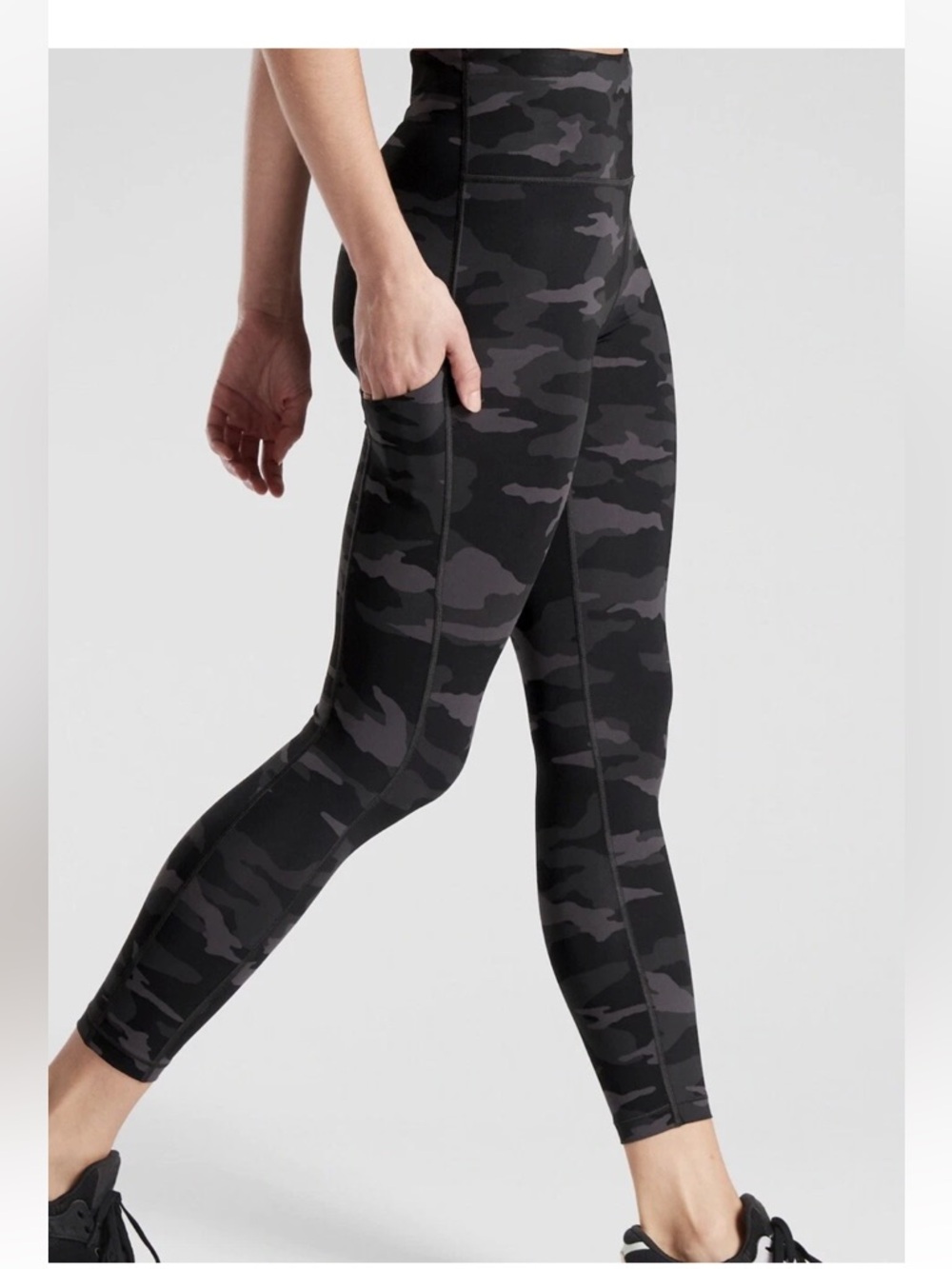 Athleta Ultimate Stash Pocket 7/8 Tight in black camo size small